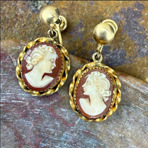 1/20 12kt Gold Filled Earrings Carved Cameo Screw Back - Picture 1 of 5